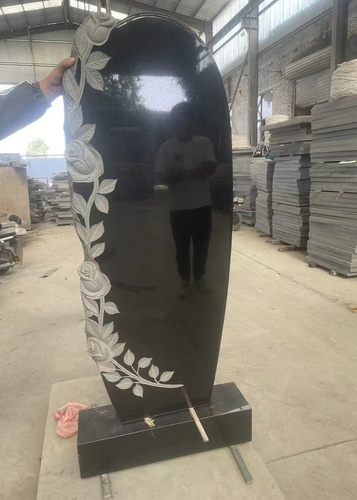 Black Granite Headstone Trimed With White Carved Roses